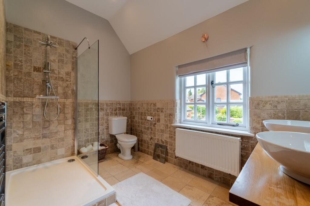 En Suite to Bedroom 1