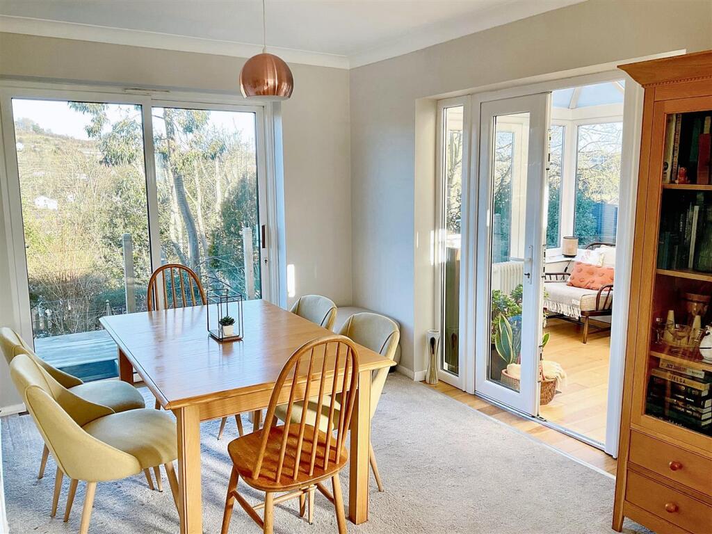 Dining room pic2.jpg