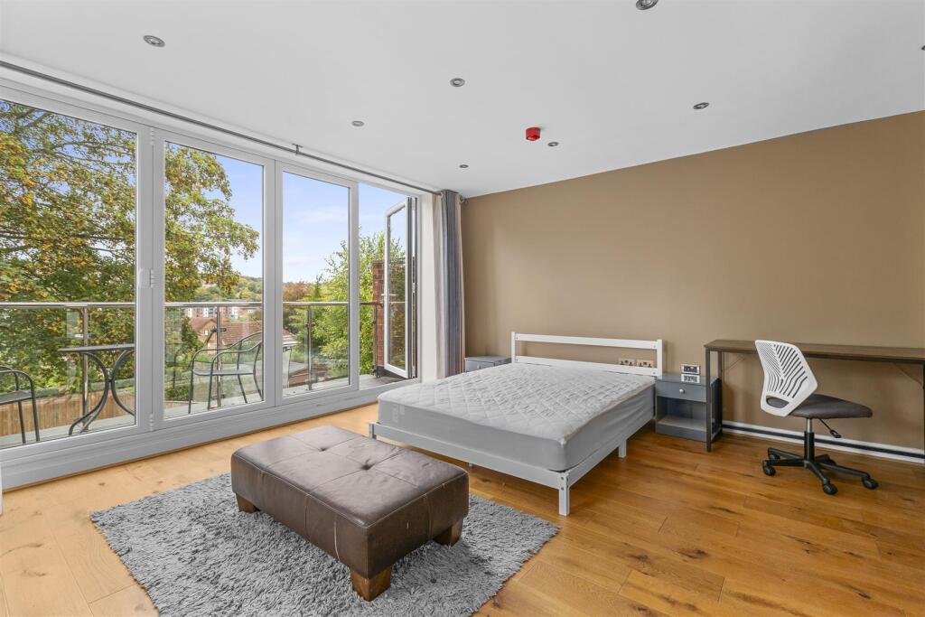 35 Hampden Road, HP13 6SZ-4.jpg