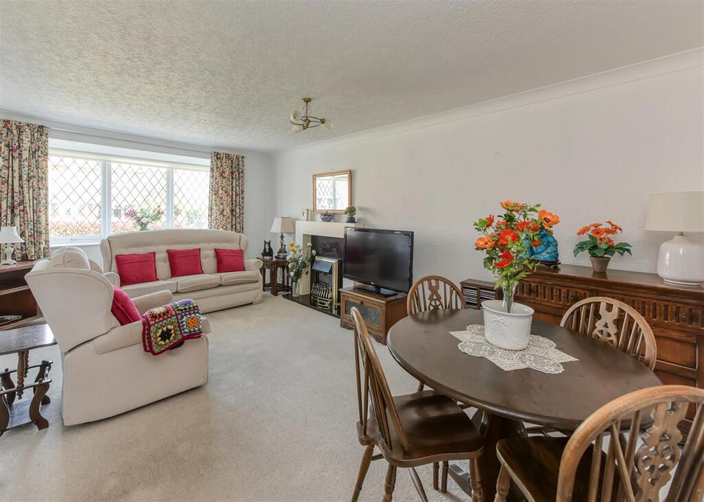 1 Oatlands Way-MAY25-lounge1.jpg