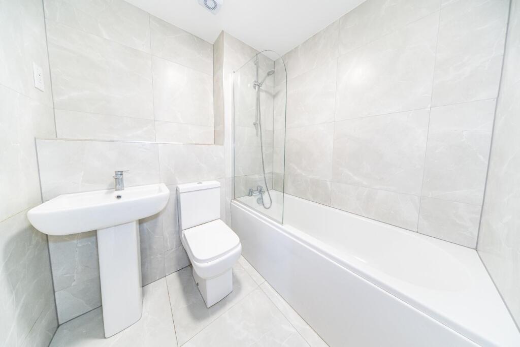 47 Pendleton Court bathroom.jpg