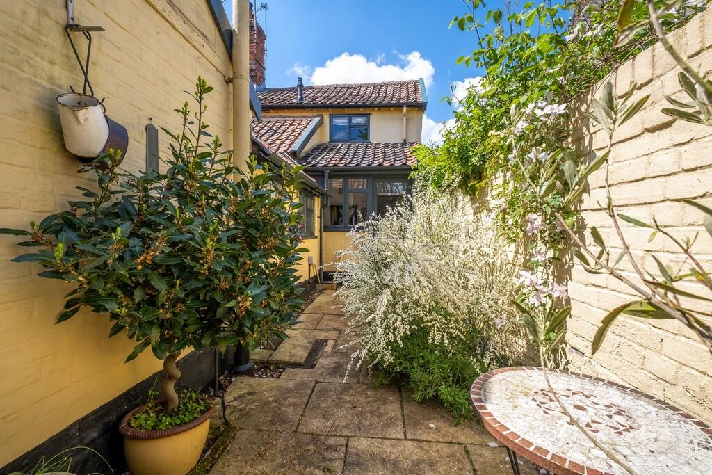 1440px-Neates Cot...