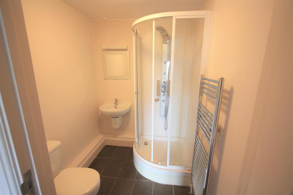 14 Longshore Apartments En Suite Shower Room