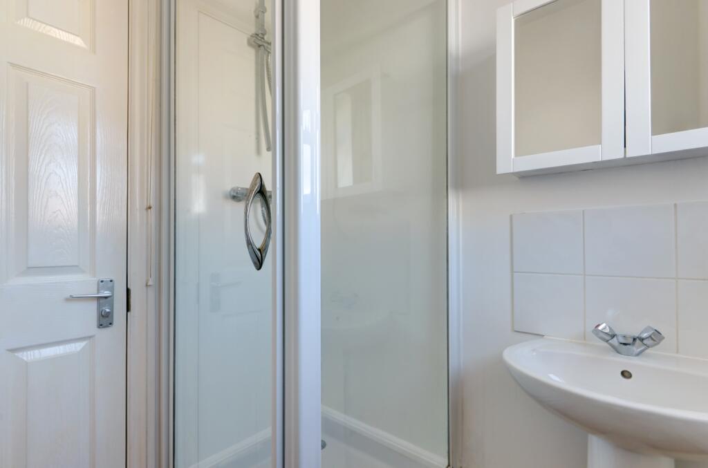 G4 83 Brading Road Bathroom 2 (1)
