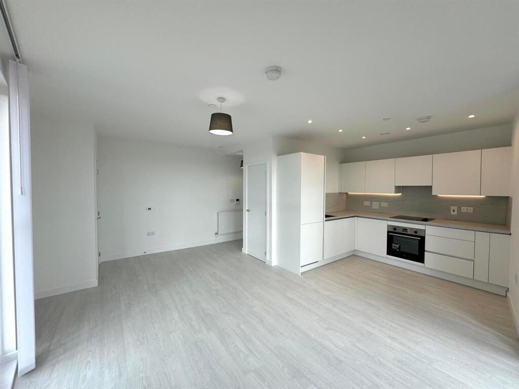 Living Room pic 5.jpg