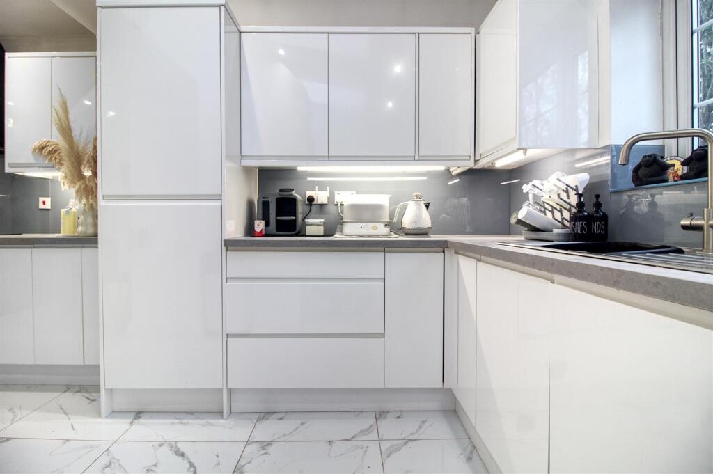 kitchen 2.jpg