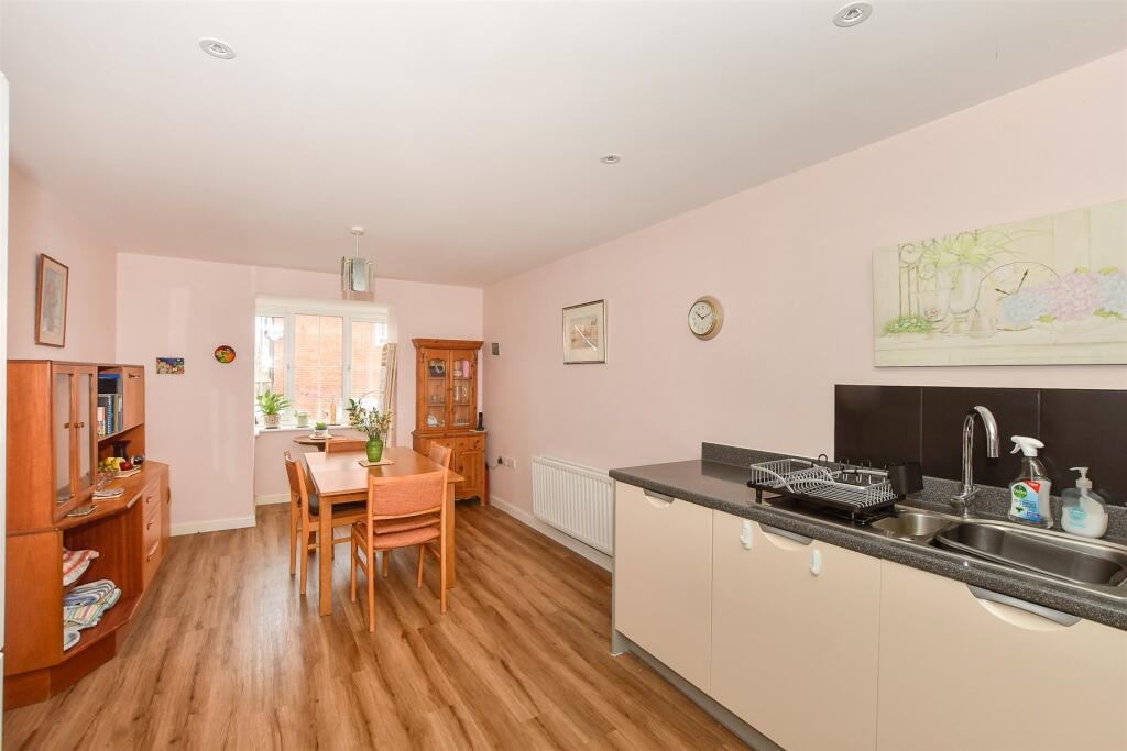 Kitchen/ Dining Room