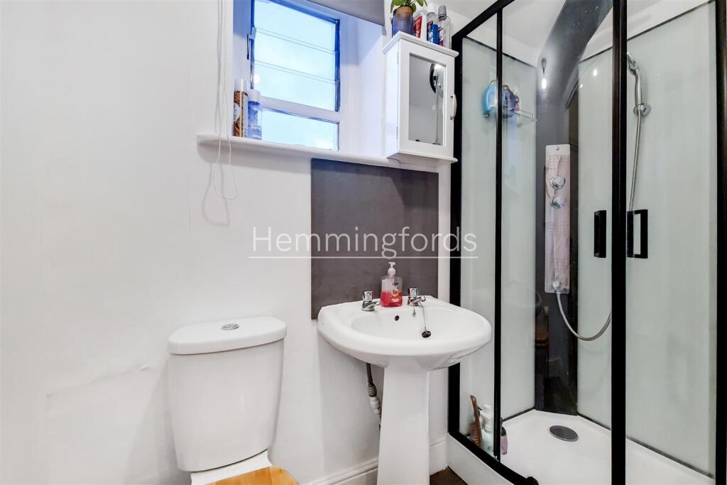 8_Shower Room-0.jpg