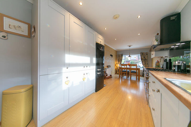 Kitchen &amp; dining room