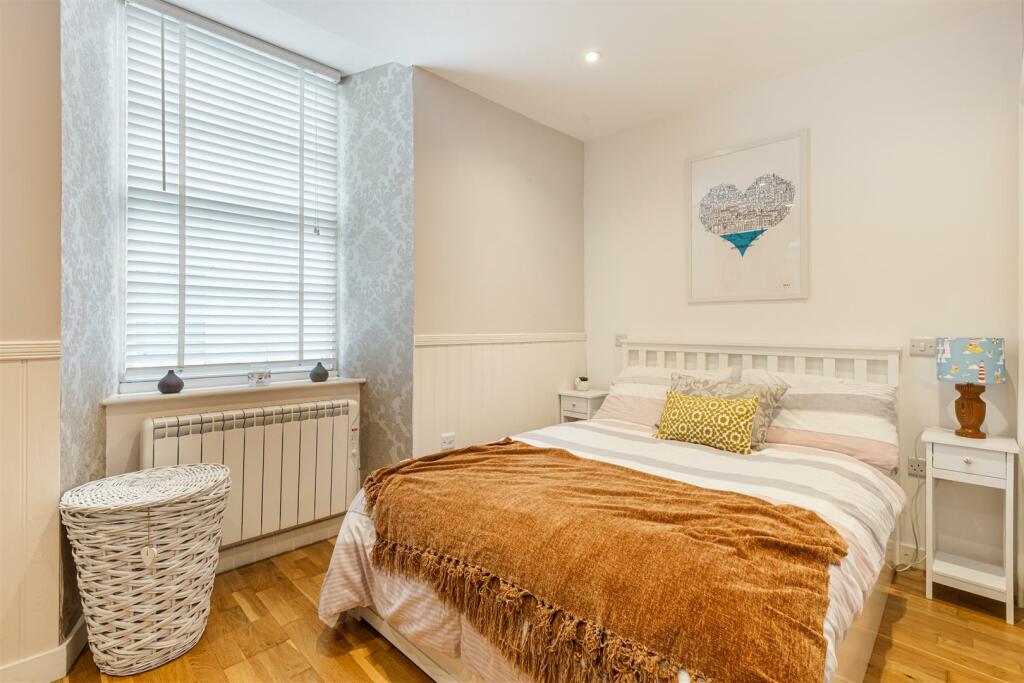 A08 - 16B Clarence Street Dartmouth - 241203.jpg