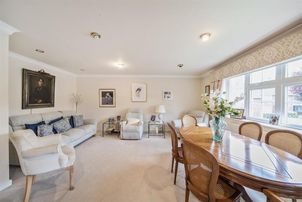 Lounge/Dining Room: