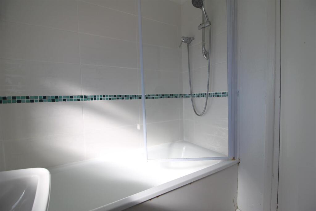 Bathroom 2.JPG