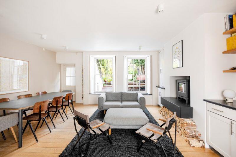 Sitting/dining room