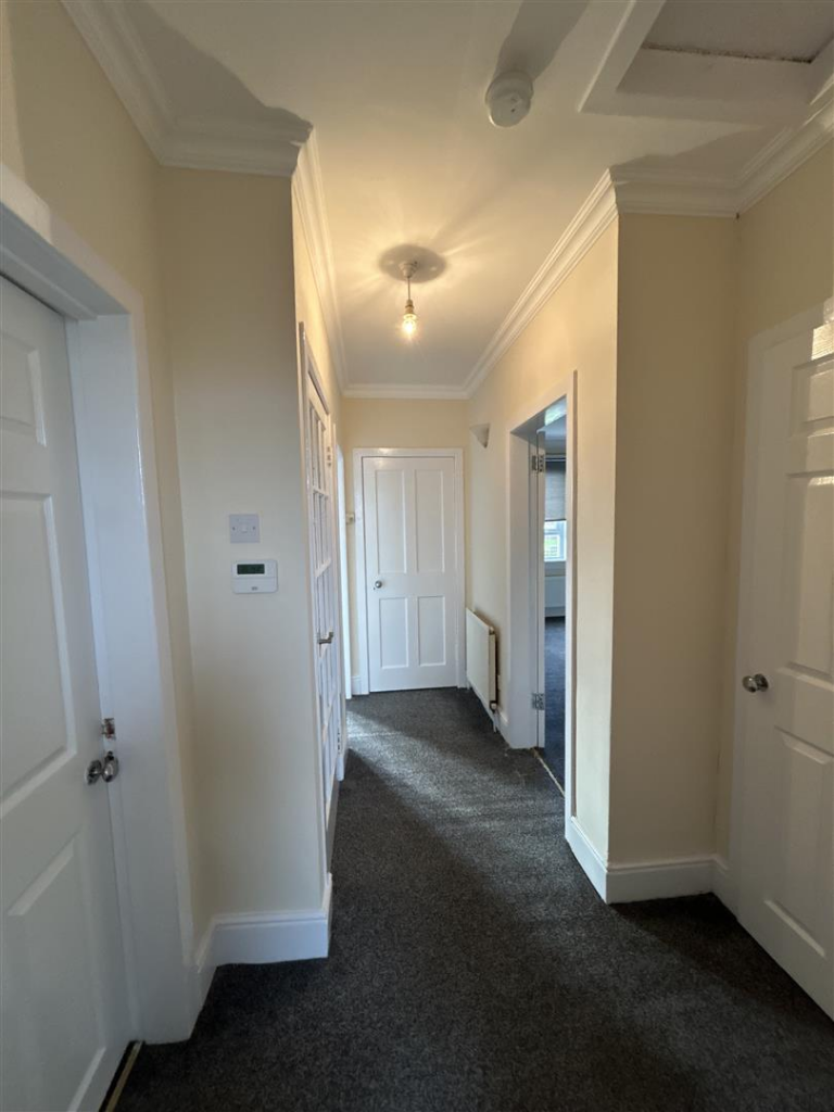 11 Lainshaw Avenue Hallway.png