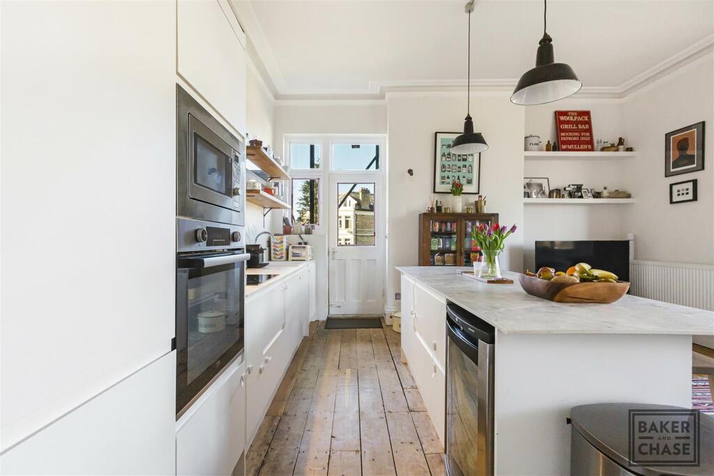 Lounge/Kitchen (Open-Plan)
