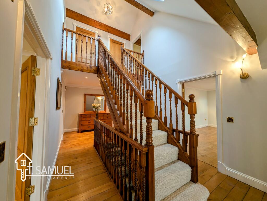 Landing staircase