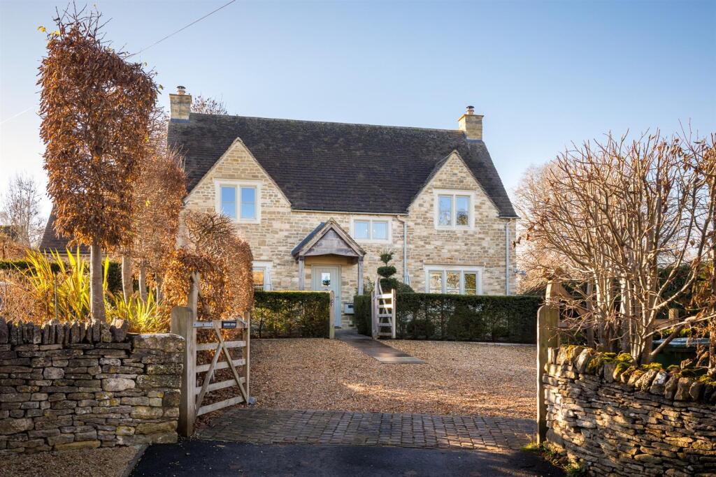 6 - Dovecote Cottage - GL7 5NG - Web.jpg