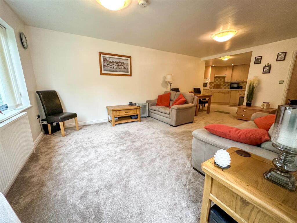 ALTERNATE VIEW OF LOUNGE/DINER