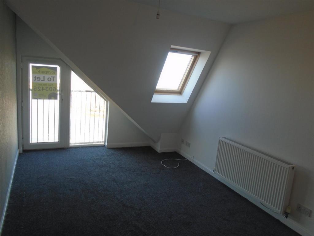 16H Winton Circus - Livingroom.JPG