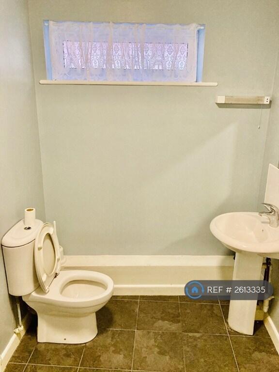 En Suit Bathroom With Shower 