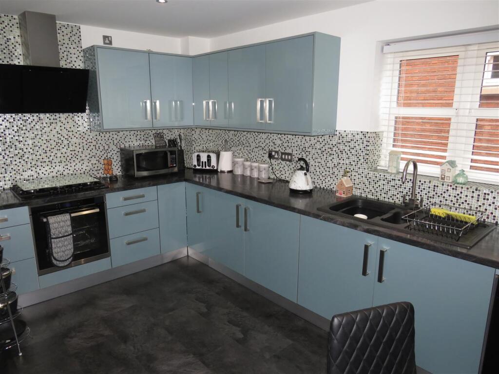 Well Fitted Kitchen/Breakfast Room