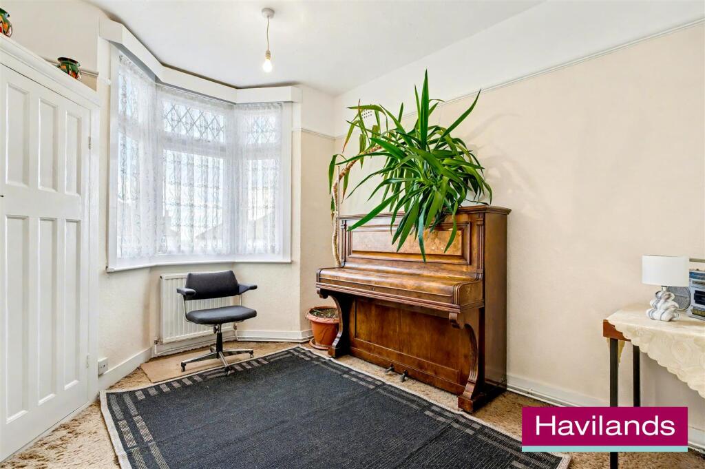 Woodland Way N21 3PY-11.jpg