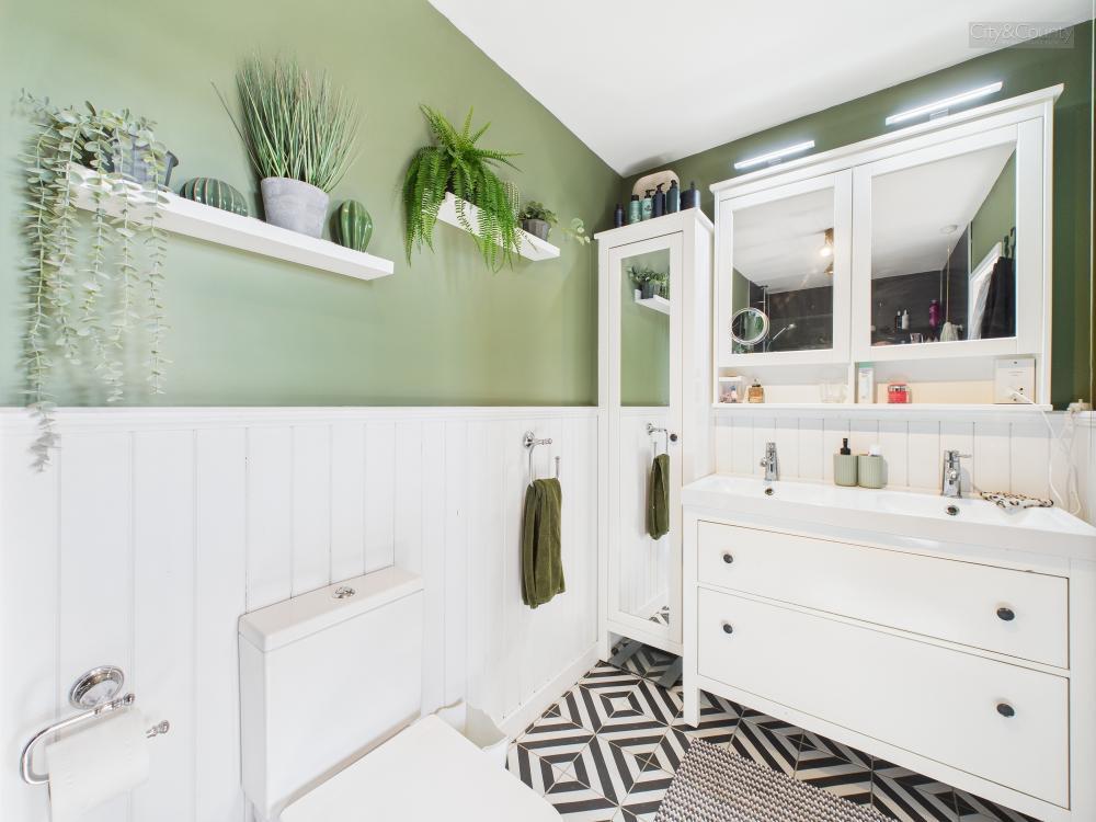 En-Suite To Master Bedroom
