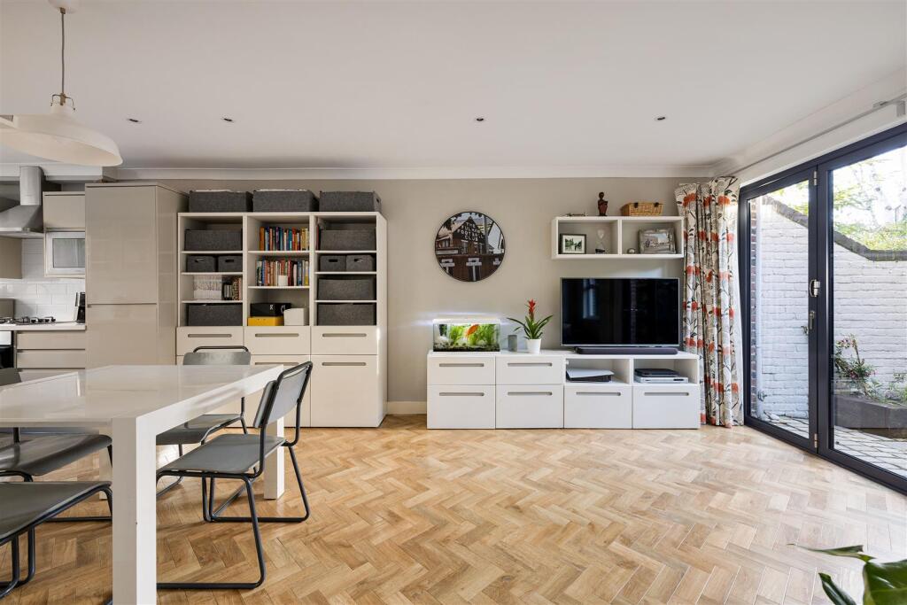 Christchurch Square E9