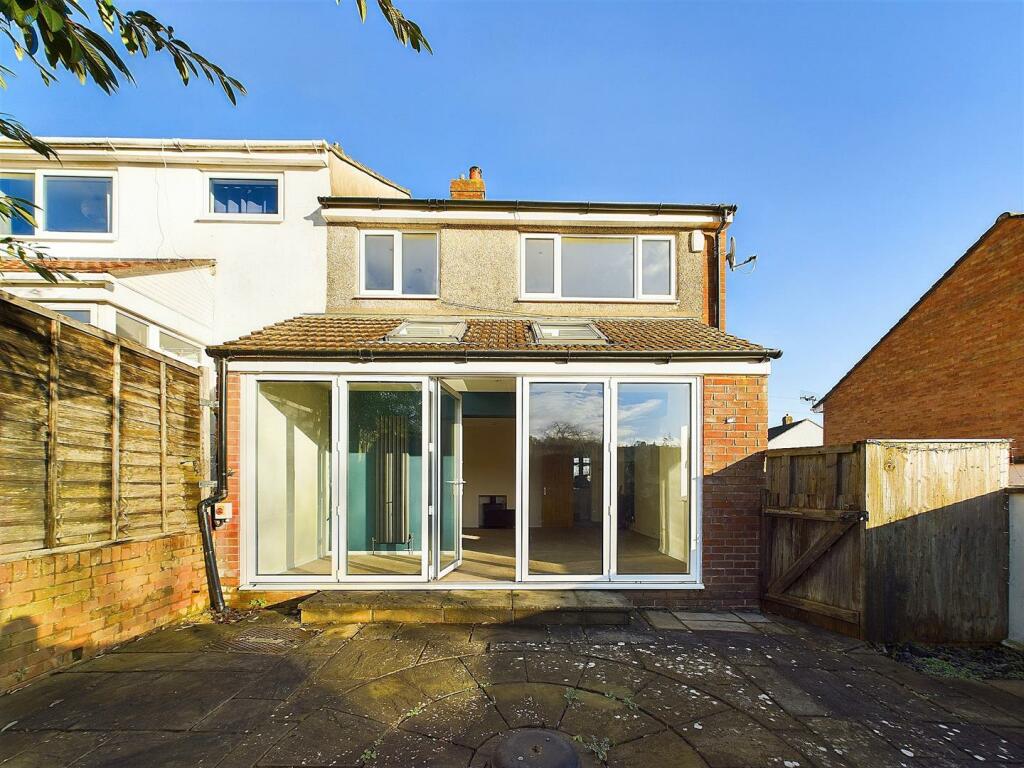 13 - THREE BEDROOM FAMILY HOUSE IN BISHOPSWORTH.jp