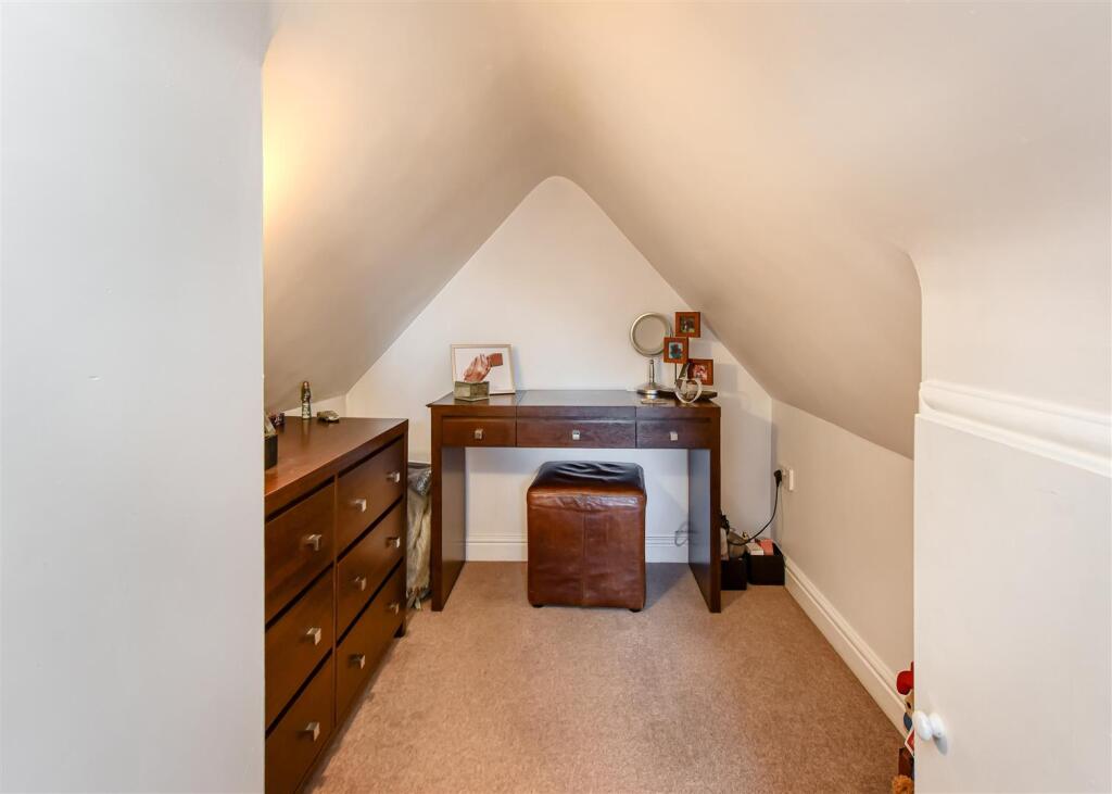 3 Riverside Gardens-bed1 dressing.jpg