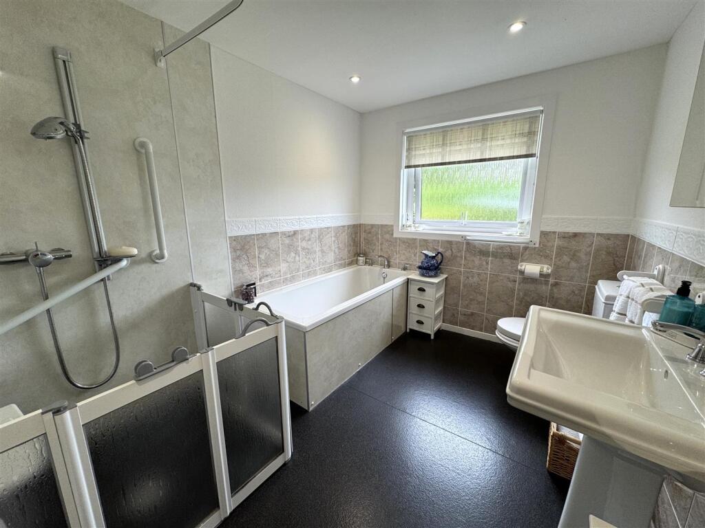 BATHROOM .JPG