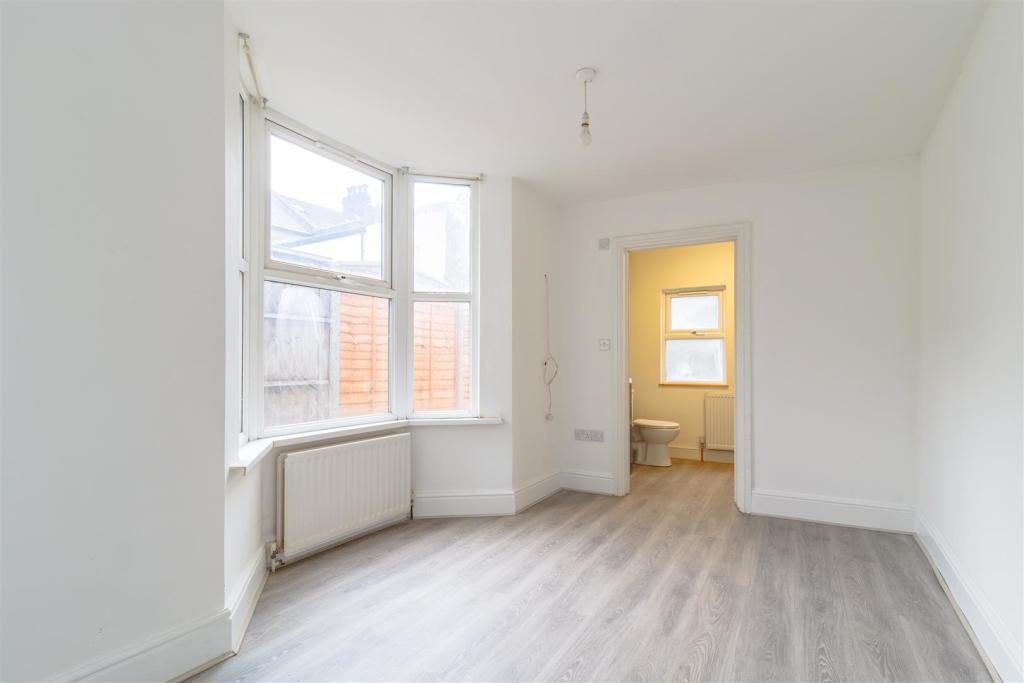 15 Selsdon Road   E13 9BY (Ground Floor Flat) (7).