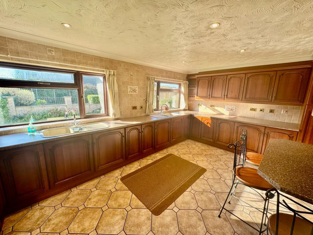 Fully Fitted Kitchen