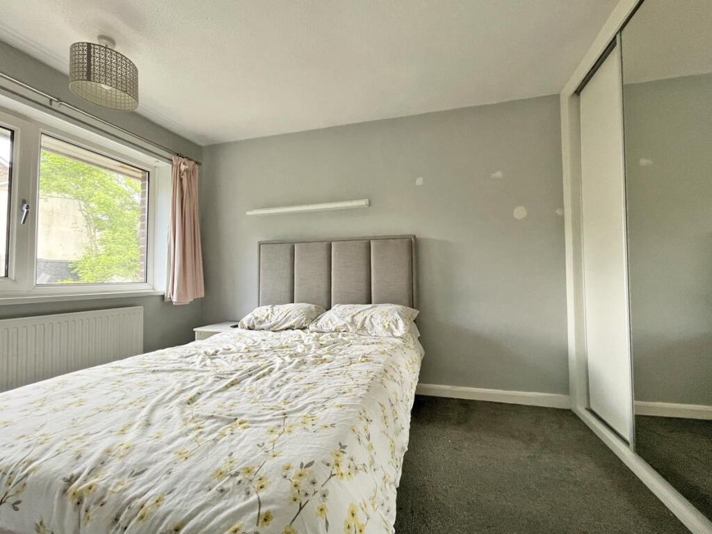 Ditton Court 7 - Bed 1.jpg