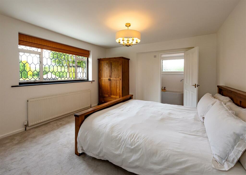 The Squirrels, 27 Stourbridge Road-bed1a.jpg
