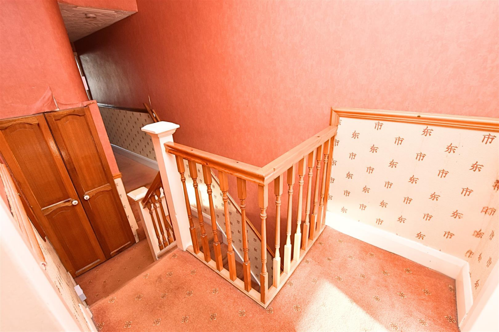 FIRST FLOOR LANDING
