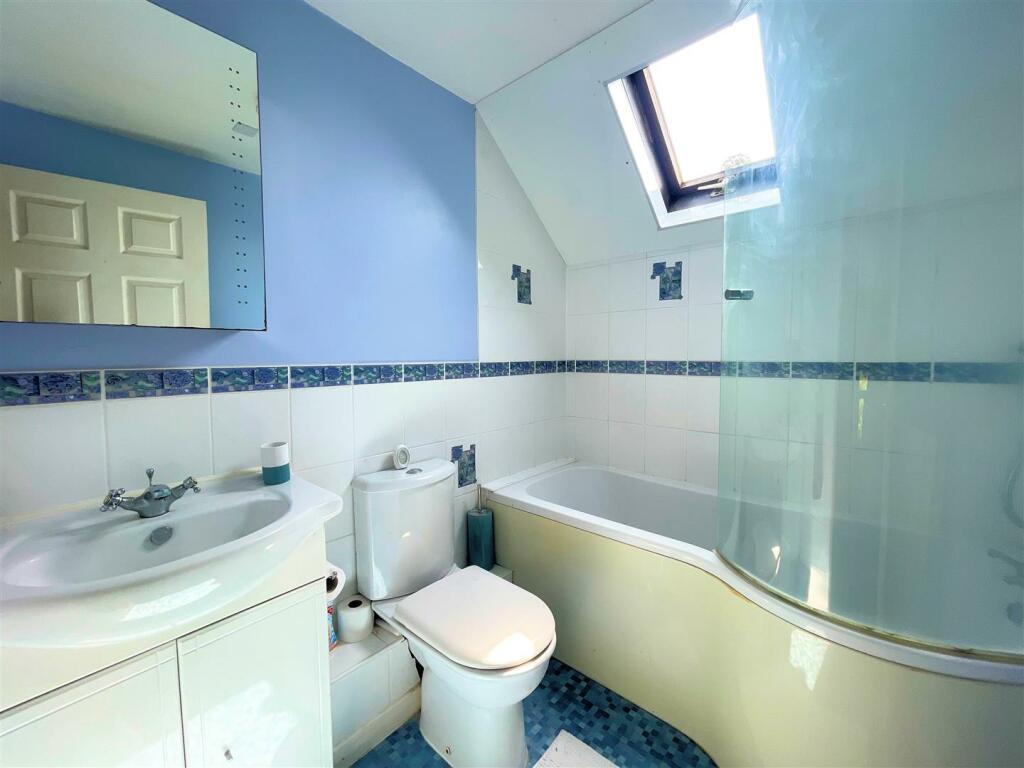 bathroom .jpg