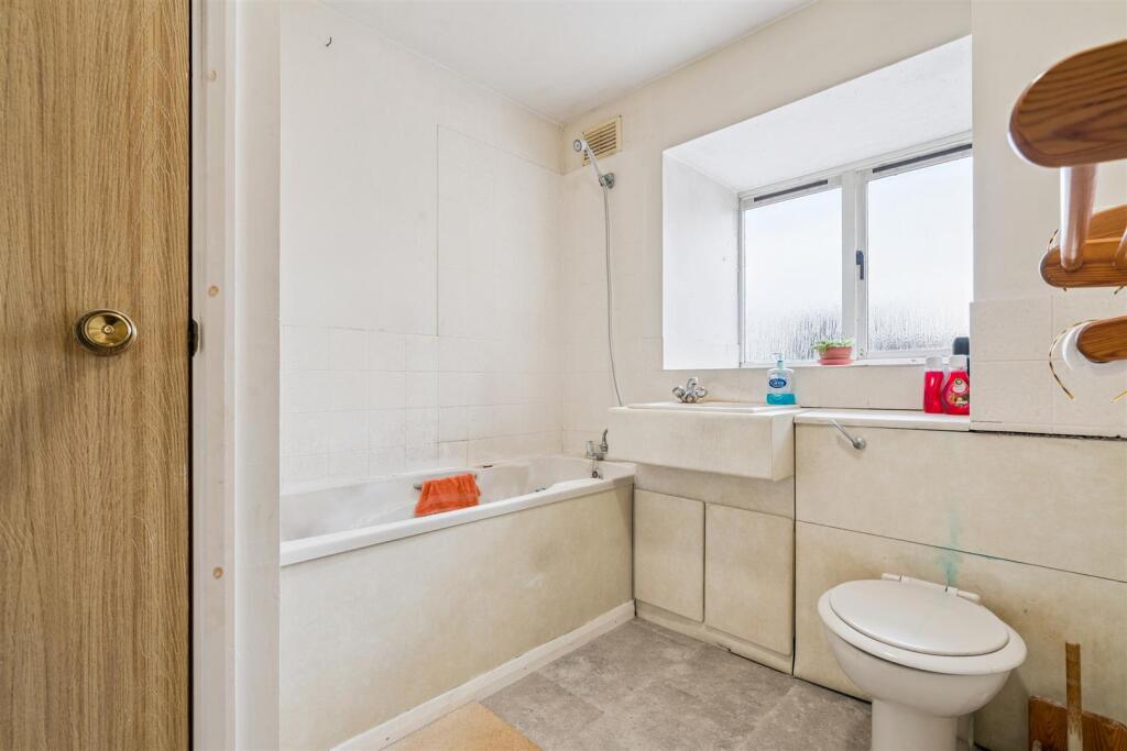 5 St Benedicts Close, London bathroom.jpg