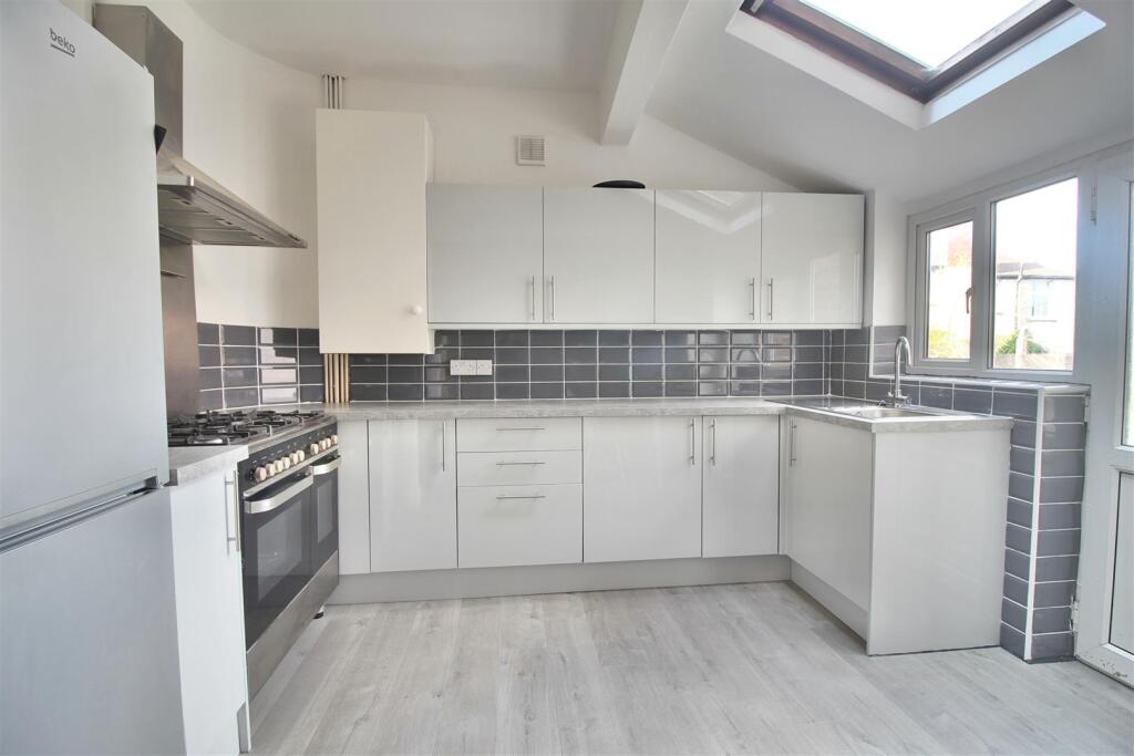 Kitchen 2.jpg