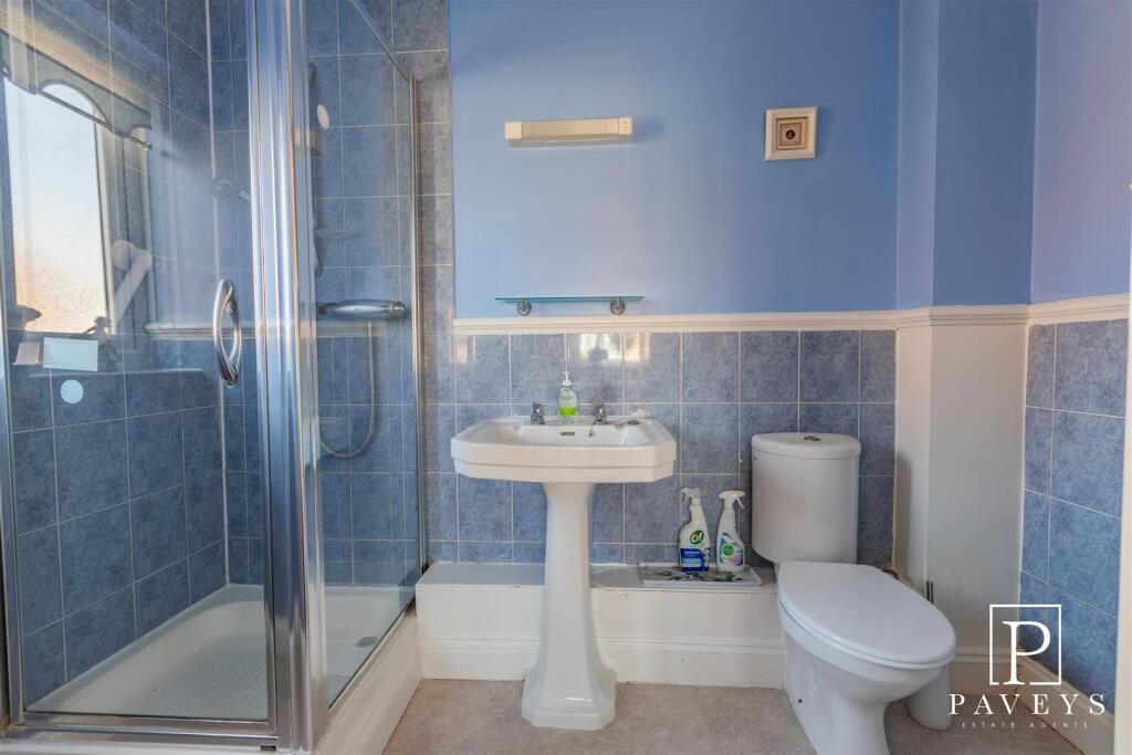 EN-SUITE SHOWER ROOM