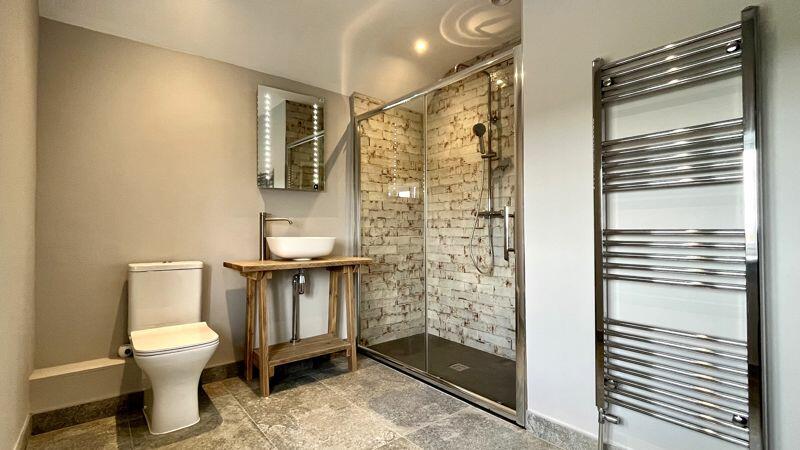 En-Suite to Bedroom 1