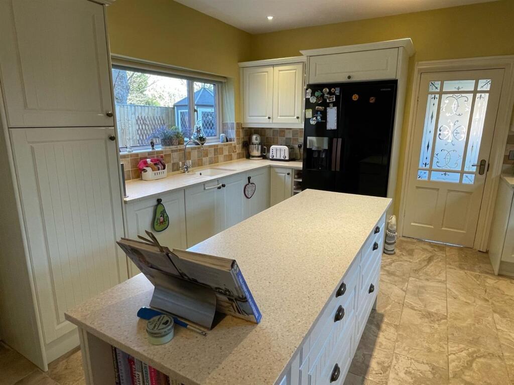 Kitchen3.jpg