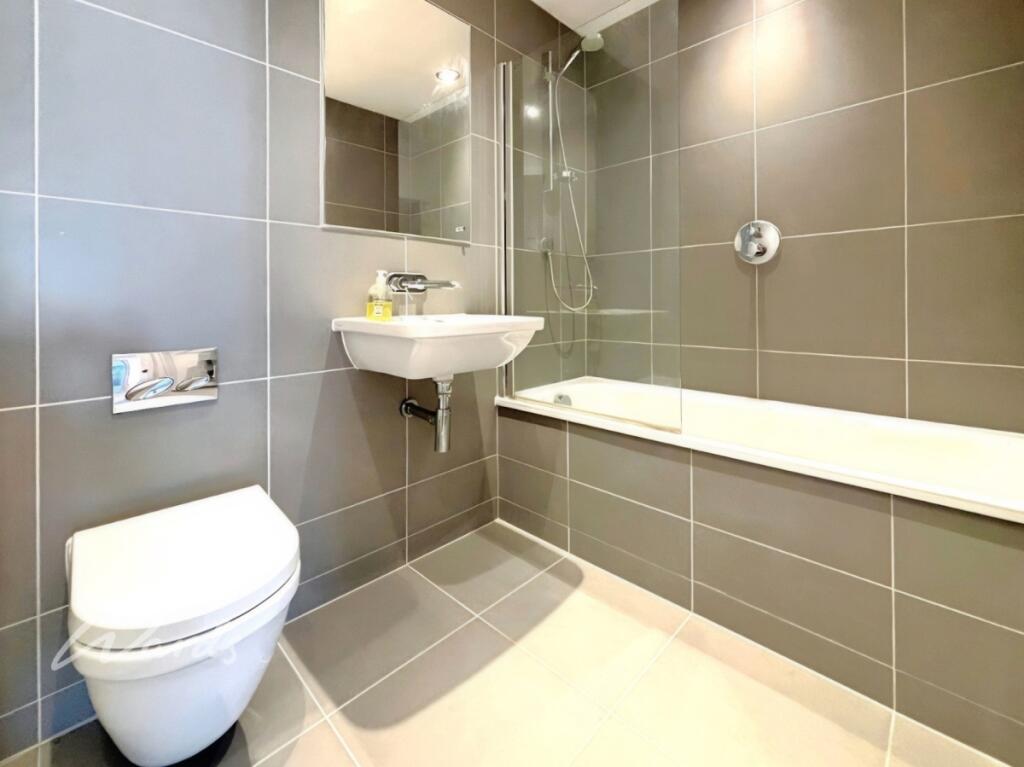 98bfd8f5-Bathroom