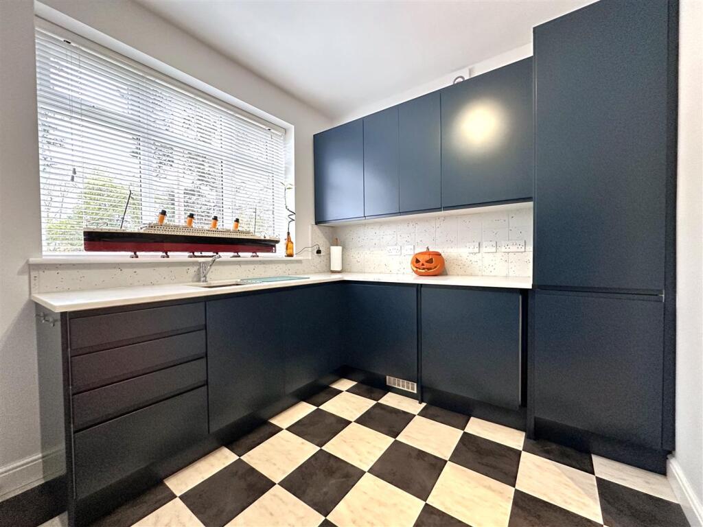 Large Utility Room 072