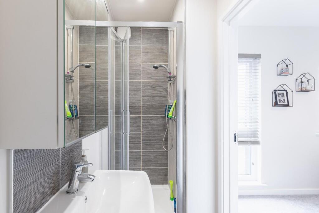 EN SUITE SHOWER ROOM