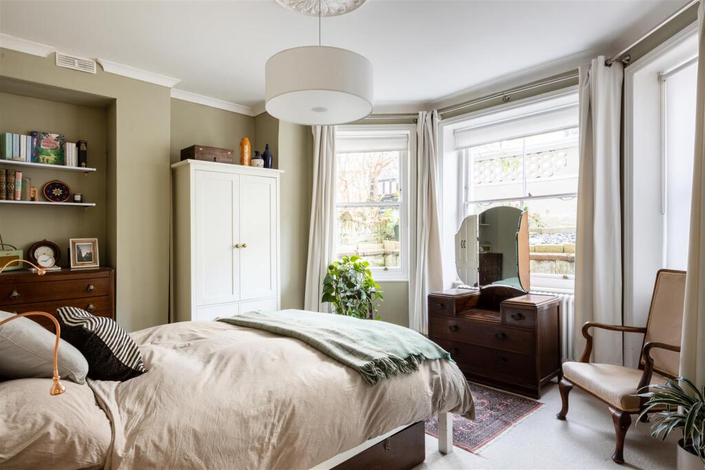21E St Aubyns-1.jpg