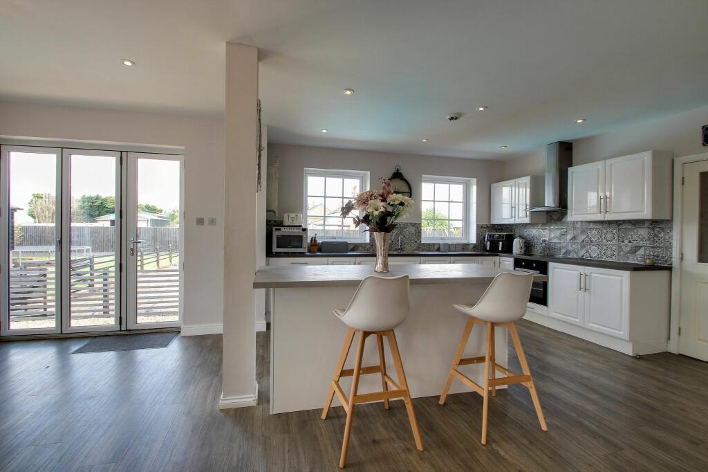 KITCHEN/DINER/FAMILY ROOM