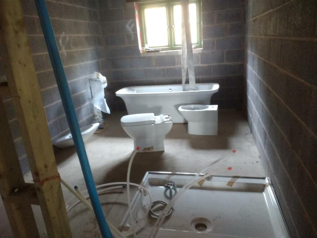 15 Main Bathroom.jpg