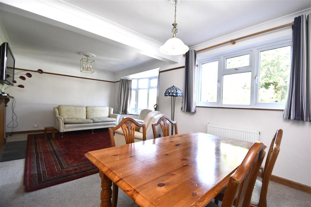 LOUNGE/DINING ROOM