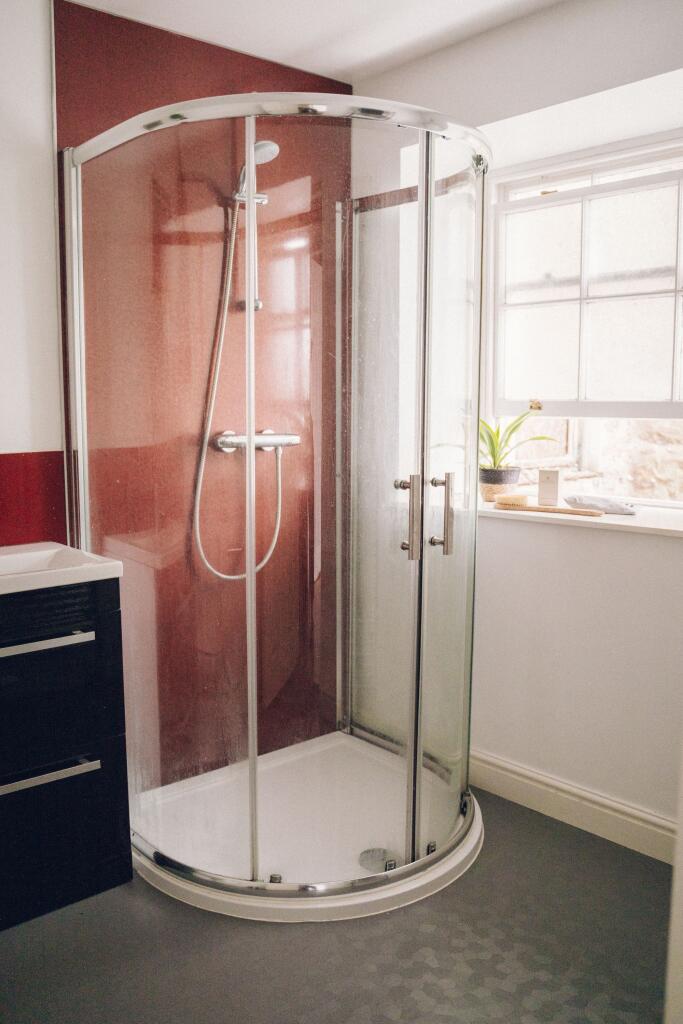 Stafell 'Molchi / Bathroom